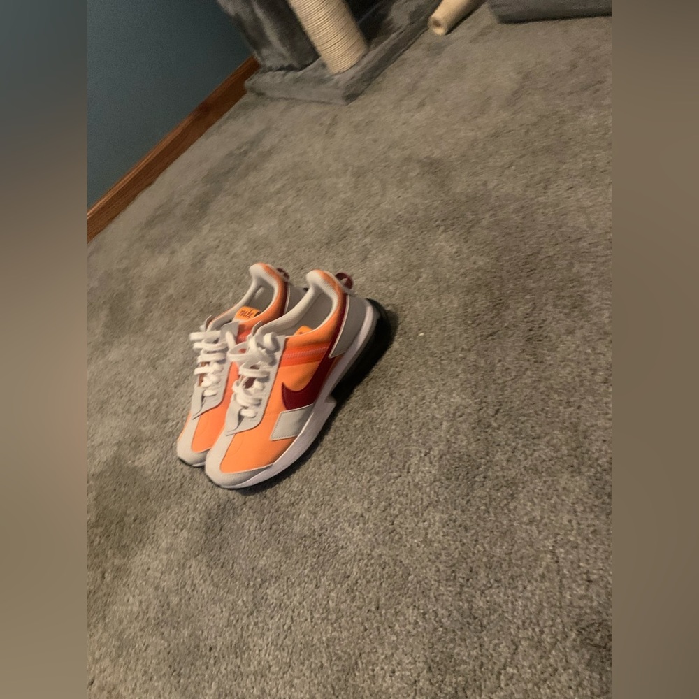 Nike Mens Shoes Size 5/ Womens size 6.5.